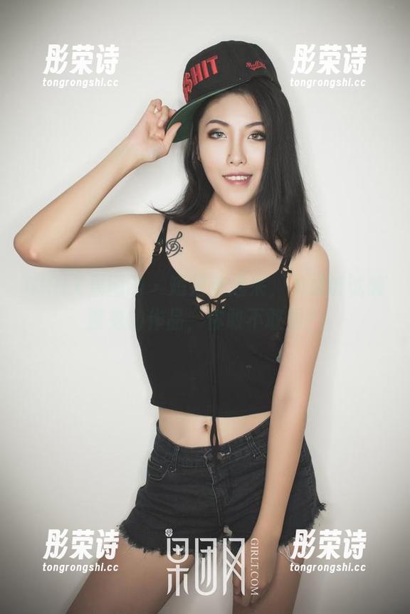 GIRLT果团网 - 短裙走起来，免费试试酸酱兔的作品，你敢不敢看？