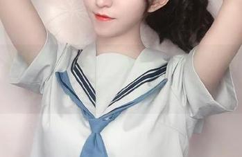 图包里的Kettoe，眼镜一拿下，好像变了个人。让人忍俊不禁。