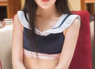 TouTiao头条女神 - 无处不在的对比:在杨曼妮的修女写真中,天使与恶魔相织
