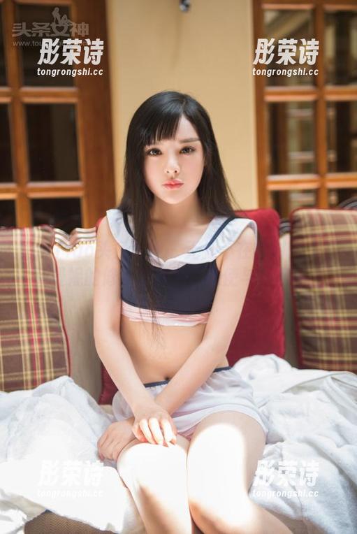 TouTiao头条女神-杨曼妮 TouTiao头条女神 - 无处不在的对比:在杨曼妮的修女写真中,天使与恶魔相织