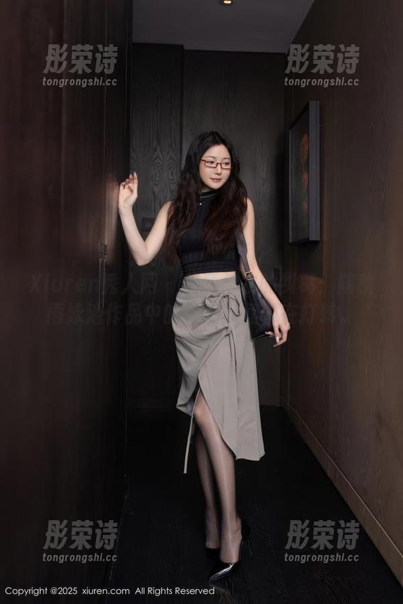 Xiuren秀人网 - 美丽与水的纠葛：陈秋雨泳池作品中的每个瞬间都在打转。