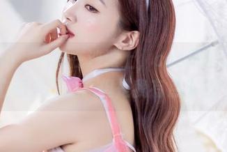 Yebin(전예빈)在沙滩上，cos风格让人想要立刻去海边。但是我有点小怂……