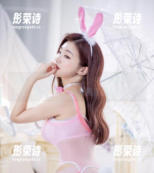 Yebin(전예빈)在沙滩上，cos风格让人想要立刻去海边。但是我有点小怂……