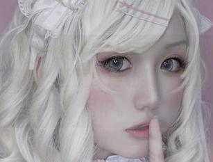 新鲜图片：一笑芳香沁把黑兽与白精灵玩得有板有眼，画面美得让我想立刻印在心目中。