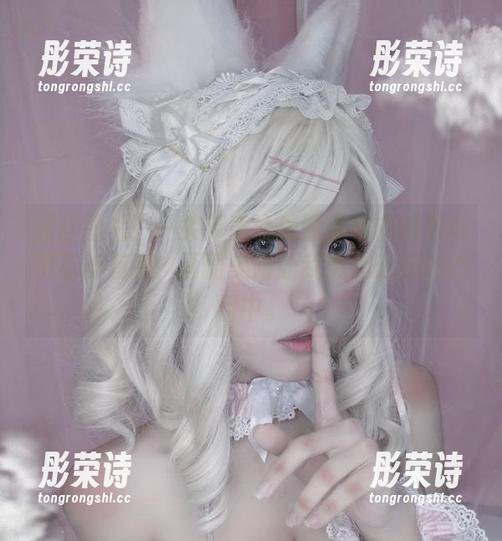 新鲜图片：一笑芳香沁把黑兽与白精灵玩得有板有眼，画面美得让我想立刻印在心目中。