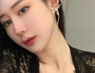 微密圈 - 不爱笑的赛琳，原图倾斜的眼神，让人多看几眼。
