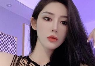 微密圈 - 不爱笑的赛琳奇葩穿搭:西服和渔网丝袜,这个组合不审美!
