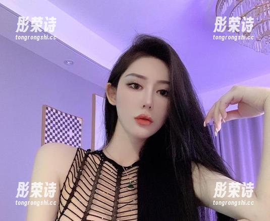 不爱笑的赛琳 微密圈 - 不爱笑的赛琳奇葩穿搭:西服和渔网丝袜,这个组合不审美!