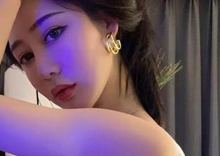 微密圈 - 豹纹连体私拍:不爱笑的赛琳是怎样在人群中闯出一片天的?