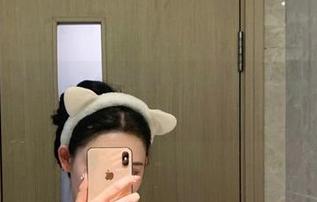 微密圈 - 精选图库:不爱笑的赛琳的红色内衣,你也没理由不想一探究竟。