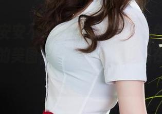 丽柜 - 安安不小心掉入泳池后,创造了一组意外的美图,图集里的水花都在欢乐打转。