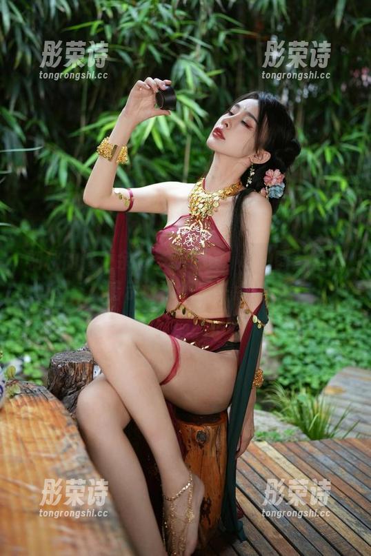 初秋的修女余多多Dudu，私拍图片里的暗示好像不止一点点