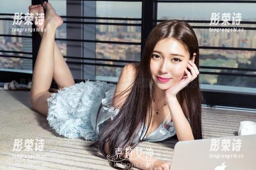 克拉女神 - 吕佳的粉色写真，不经意间就让人想起了棉花糖。