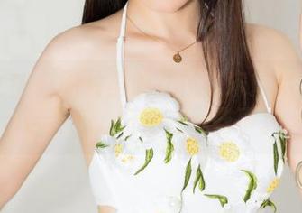 克拉女神 - 图片里的女仆是宋黛本人吗?这姿态,好像在说些事。
