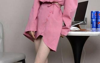 初夏女神 - 依依又更新了白裙作品集，真心希望，这次能带我去个不一样的地方！