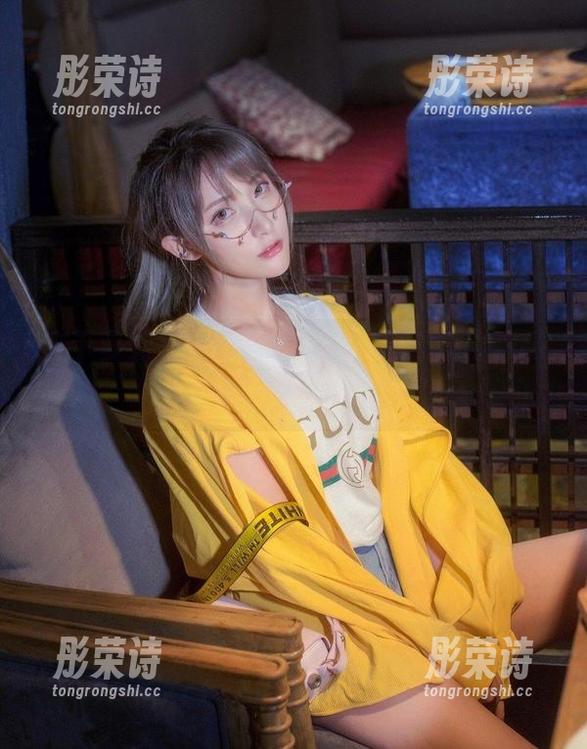在下萝莉控ii的礼服私拍，每个角度似乎都透出一丝小小的挑逗