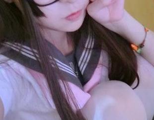 在下萝莉控ii的魔王学姐照片，真是比我喝的咖啡还醒目，没法移开眼睛。
