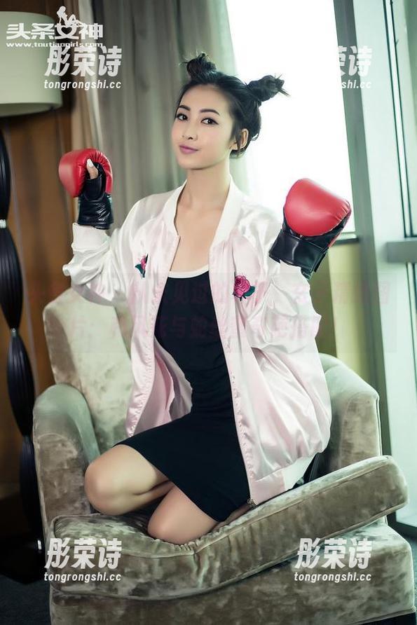 头条女神-玄子 头条女神 - 从未见过的样子,玄子精选图片:和风花与蛇丝蜜奇葩搭配!