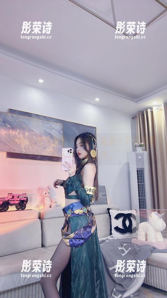 小小奶瓶儿的坚决豹纹，私拍一下子就能引人关注的图片。