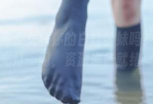 这不就是少女秩序的白丝学妹吗?小腿闪光灯一闪,资源准备就绪!