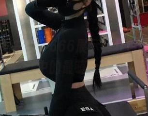 微密圈 - 左公子666展示其红色桃，网盘中的最萌合辑