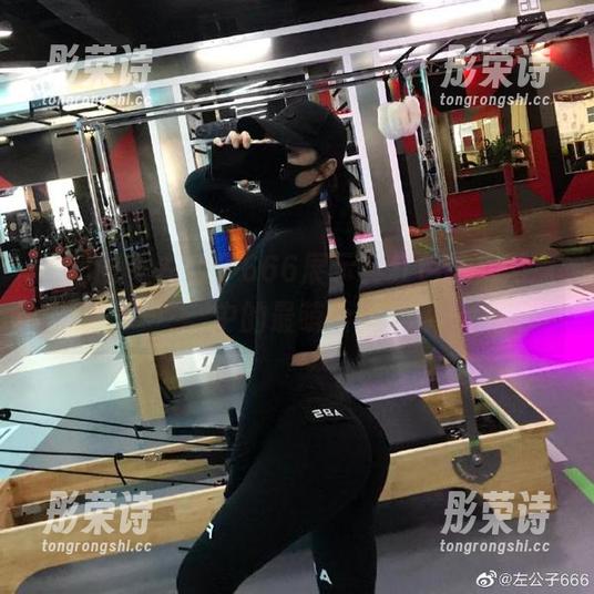 微密圈 - 左公子666展示其红色桃，网盘中的最萌合辑