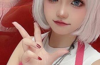 写真时间!戚顾儿用上官婉儿惊鸿之笔,画风有点偏啊。