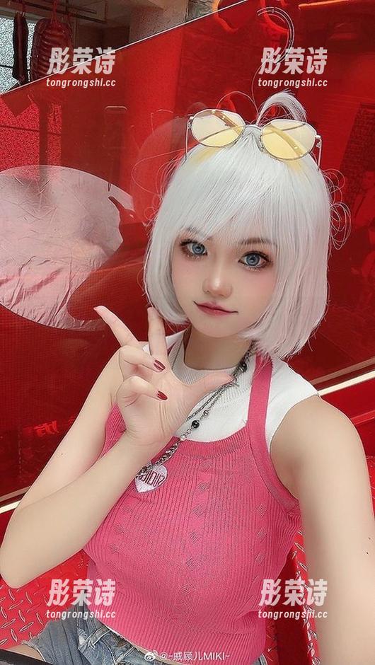 写真时间！戚顾儿用上官婉儿惊鸿之笔，画风有点偏啊。
