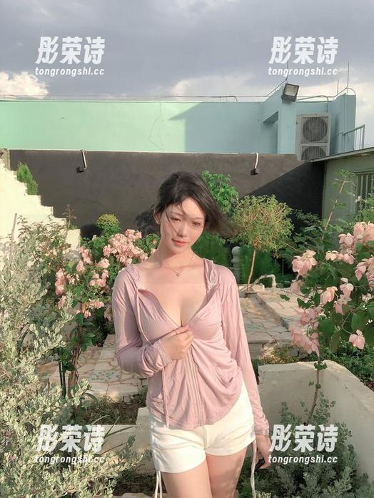 就问你下载了吗？抖娘利世的白丝写真集保证让你过目难忘！