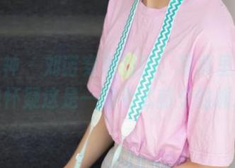 梦丝女神 - 刘诺穿着制服,写真里的神情让我怀疑这是一场考试前夕的抓拍!