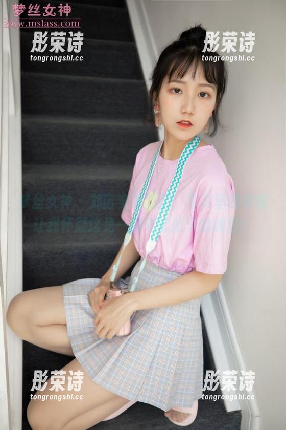 梦丝女神 - 刘诺穿着制服，写真里的神情让我怀疑这是一场考试前夕的抓拍！