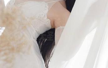 欣赏樱落Selena的泳池竞泳，图集里满满都是真实感，无圣光的气息依然很动人。
