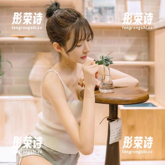 专注看王羽杉的私房写真打包，感觉像是翻开一本美丽的书。