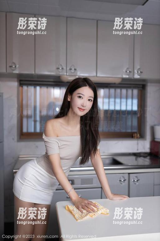 秀人网 - 伊小七MoMo的透明图包，少了点那啥，却多了点朦胧美