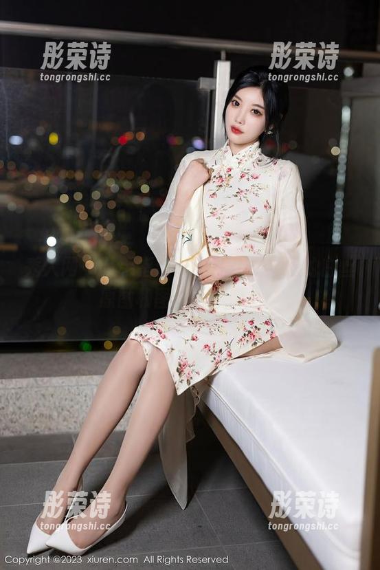 秀人网 - 从手指到脚趾，南初妹妹的白丝原图和图集全景浏览。