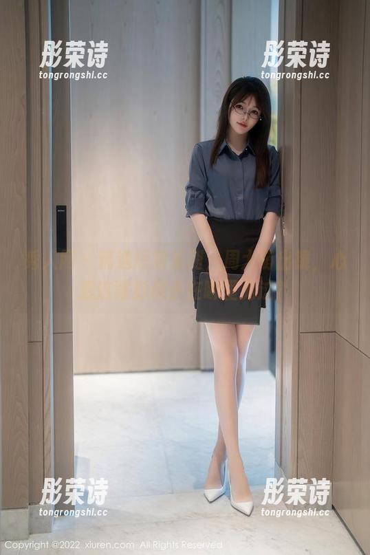 秀人网 - 精选短裙系列，周大萌出镜，心想这背影似乎在哪里见过？