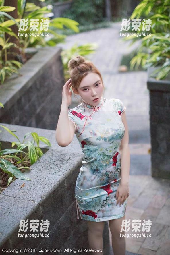 秀人网-星星baby 秀人网 - 星星baby的校服图集:干脆利落又透着些许迷离
