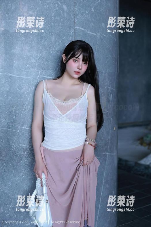 秀人网 - 穿围裙的诱惑：杨可可coco的不正经厨娘写真