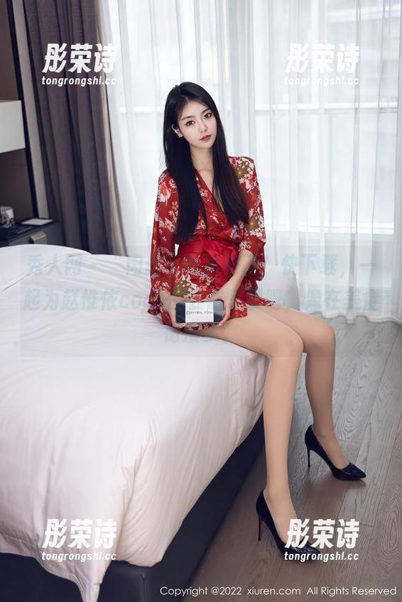 秀人网 - “肉丝”写真来了！快下载，一起为赵惟依coco的姿态惊叹吧，像在美食街漫步。
