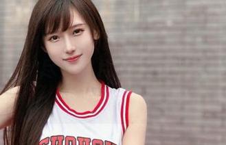 腐团儿Ikaros这条白裙真称得上是最新的流行宣言,尽管图片里透着一丝懒散的优雅。