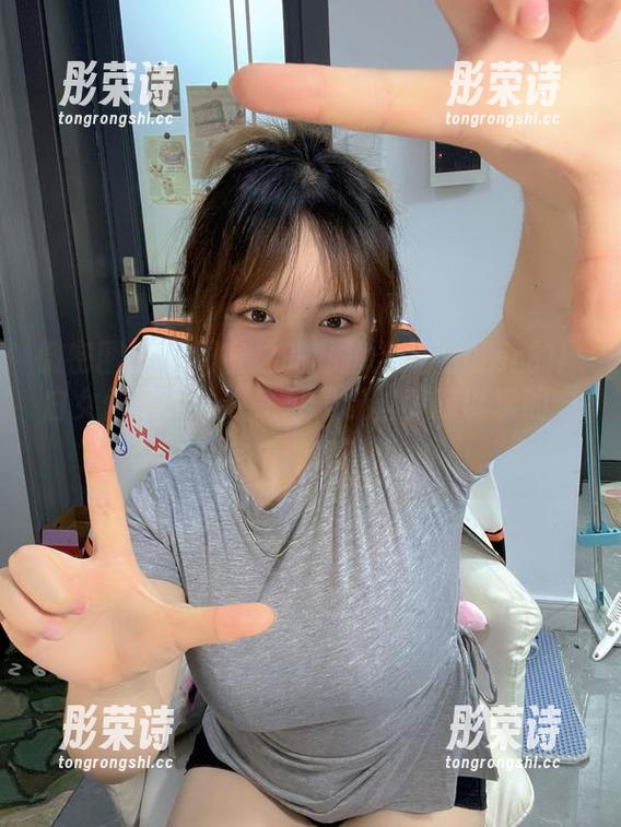 微密圈 - 堂而皇之的私拍：葱油饼er的黑白女仆吊带，人家可是粉丝梦寐以求的“家庭助理”！