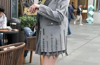 魔镜街拍 - 又见婷婷的完美写真,灰裙+薄丝的组合,让我不得不感叹,这OL风真的太狠了!