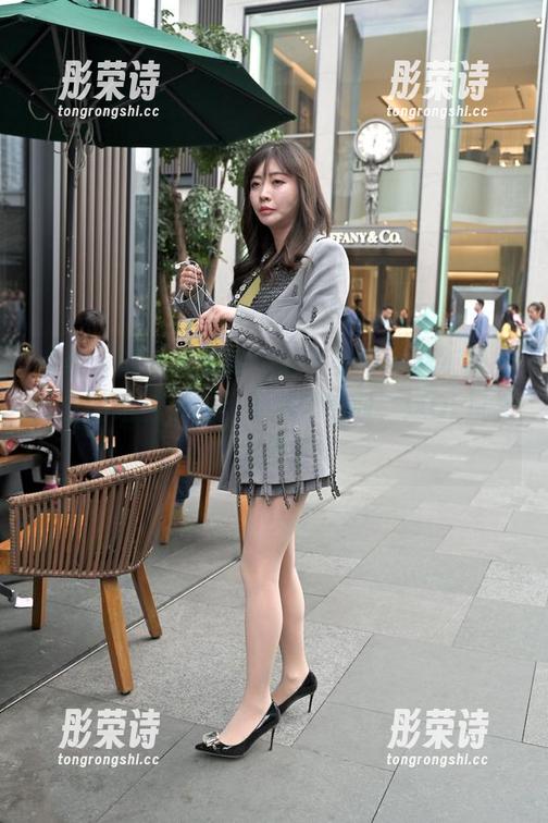 魔镜街拍-婷婷 魔镜街拍 - 又见婷婷的完美写真,灰裙+薄丝的组合,让我不得不感叹,这OL风真的太狠了!