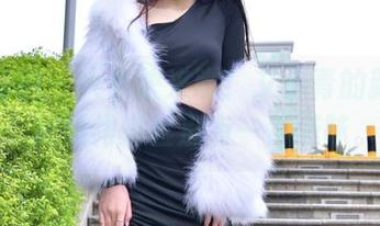 魔镜街拍 - 大家快来瞧!艾小青的新图包,超短裙肉丝别有一番滋味。