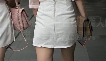 魔镜街拍:在线捕捉白色制服美人的每一个细节,美图尽在眼前。